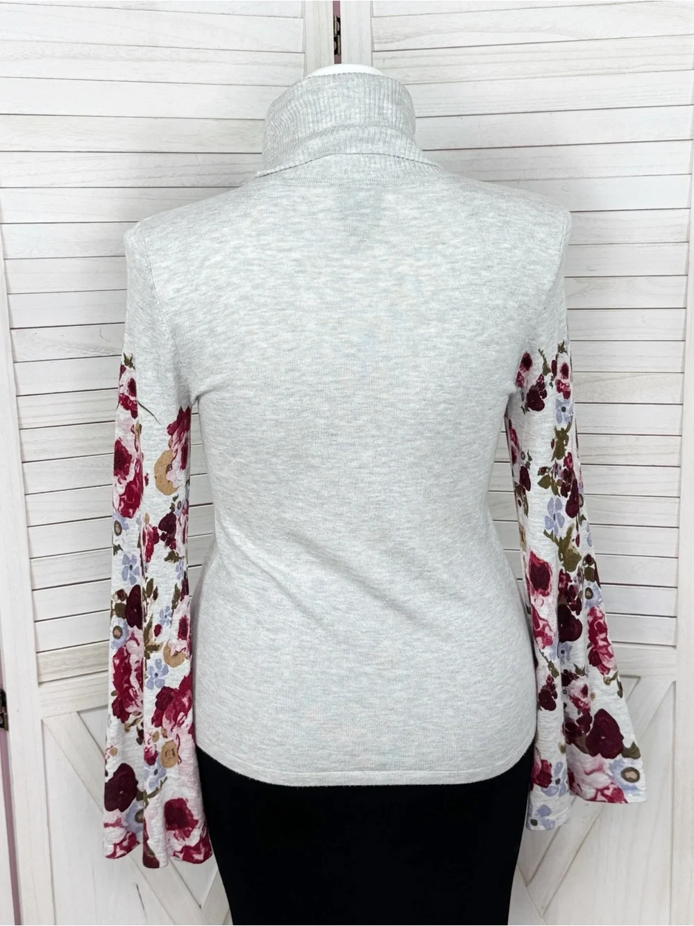 Rain + Rose Floral Statement Bell Sleeve‎ Turtleneck Sweater Grey Pink Large